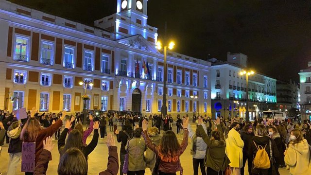 Un grupo de feministas vuelve a concentrarse esta noche en la Puerta del Sol
