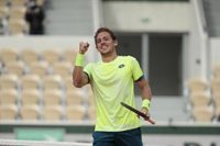 Carballés elimina a Caruso en su debut en Santiago