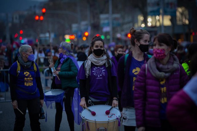 Varias mujeres participan en una batukada durante una concentración convocada por Vaga Feminista con motivo del Día Internacional de la Mujer en el Paseo de Gracia, en Barcelona, Catalunya (España), a 8 de marzo de 2021. 