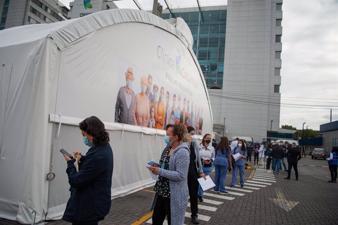 18 February 2021, Colombia, Bogota: Health staff line up to receive a dose of Pfizer-BioNtech's Covid-19 vaccine at the start of the Coronavirus vaccination campaign in nine hospitals. Atotal of 12,582 doses of Pfizer-BioNtech's Covid-19 vaccine were d