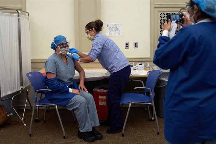 Archivo - Vacunación contra el coronavirus en Estados Unidos.