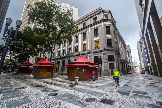 Las calles de Sao Paulo con restricciones debido al aumento de casos de COVID-19.