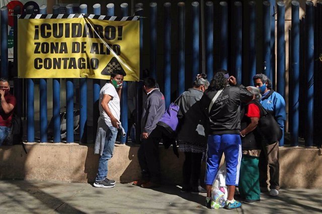 Archivo - Personas en ciudada de México durante la pandemia.