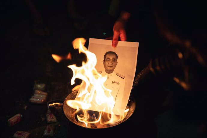 Archivo - 27 November 2020, Thailand, Bangkok: A protester burns a photo of Thai Prime Minister Prayuth Chan-ocha during a Pro-democracy protest demanding governmental reform. Photo: Varuth Pongsapipatt/SOPA Images via ZUMA Wire/dpa
