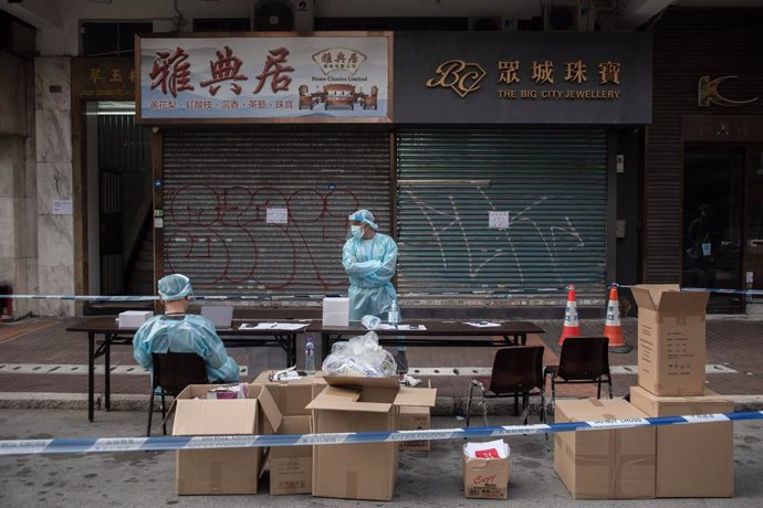 Archivo - FILED - 23 January 2021, China, Hong Kong: Health workers surrounded by boxes wait in an area where am unprecedented lockdown has been declared by the Hong Kong government in order to carry out compulsory Coronavirus (COVID-19) tests. Photo: I