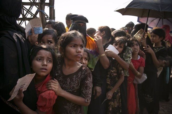 Archivo - Refugiados rohingya en el campamento de Cox Bazar, en Bangladesh, esperan para recoger suministros.
