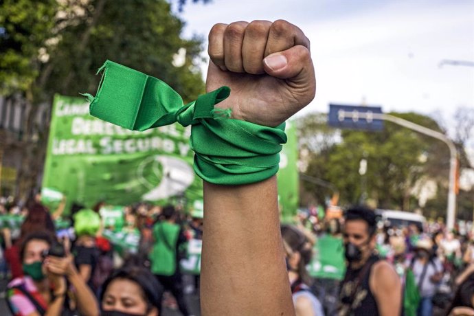 Archivo - 04 November 2020, Argentina, Buenos Aires: Aprotester raises her fist in the air during a protest demanding the legalisation of abortion outside the Argentinian Congress building. Photo: Roberto Almeida Aveledo/ZUMA Wire/dpa