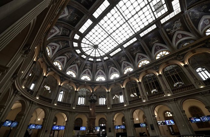 Interior del edificio de la Bolsa de Madrid, (España), a 3 de marzo de 2021. La Bolsa ha comenzado la sesión de este miércoles con una subida del 0,54% que permitía al selectivo madrileño cotizar en los 8.402,30 puntos en una apertura protagonizada por 