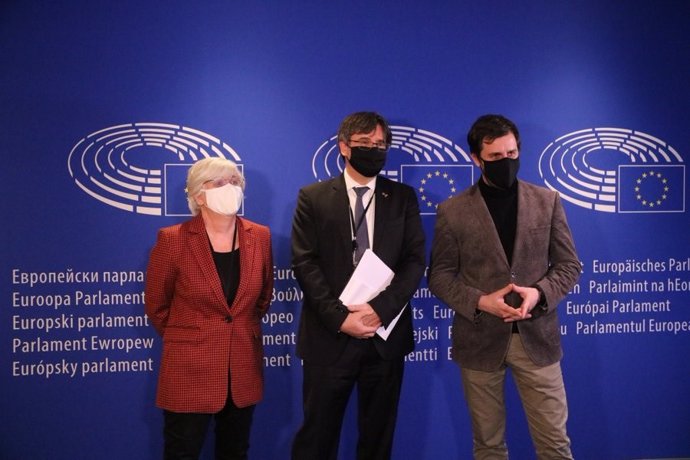 El expresidente de la Generalitat Carles Puigdemont y los exconsellers Toni Comín y Clara Ponsatí en el Parlamento Europeo