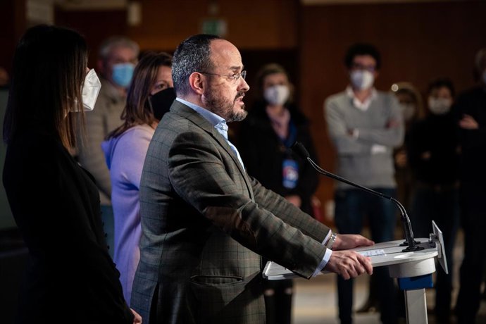 El presidente del Partido Popular Catalán y candidato del partido a la presidencia de la Generalitat, Alejandro Fernández, ofrece una rueda de prensa para valorar los resultados obtenidos por su formación en los comicios catalanes durante la noche elect