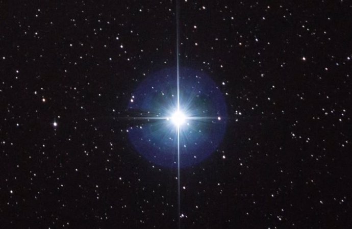 Vega es la quinta estrella más brillante, excluyendo el sol, que se puede ver desde la Tierra.