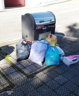 Archivo - Basura junto a los contenedores