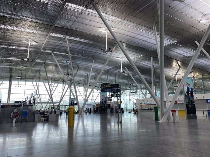Archivo - El Aeropuerto Rosalía de Castro de Santiago recibe los primeros vuelos internacionales.
