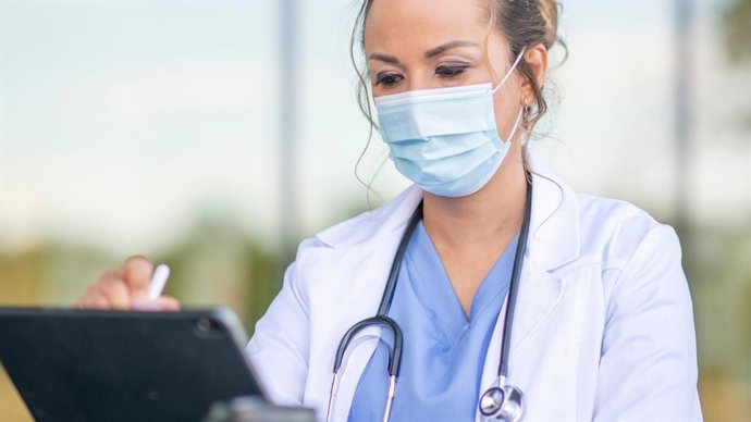 Doctora con telerehabilitación