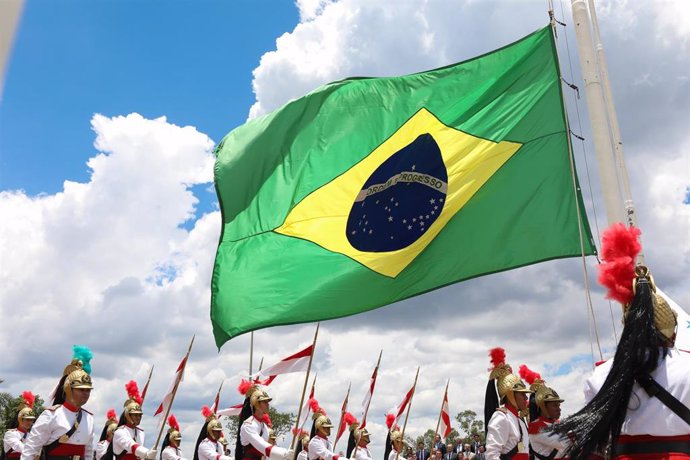 Archivo - HANDOUT - 19 November 2019, Brazil, Brasilia: The Brazilian flag is waved during a Flag Day ceremony. The flag of Brazil was officially adopted on November 19, 1889 after the proclamation of the Republic. Photo: Marcos Correa/Palacio de Planal