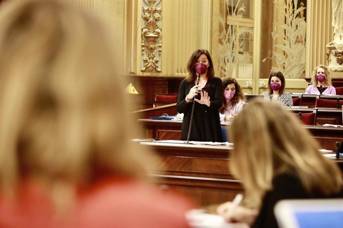 La presidenta del Govern, Francina Armengol, contestando a una pregunta durante el pleno del Parlament de este martes.