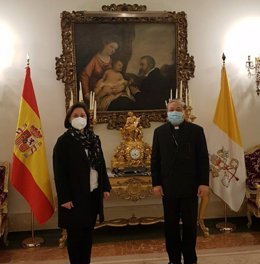 El nuncio en España, Bernardito Auza, y la presidenta de APROGC, Begoña Uña Cantalapiedra, se reúnen por la carta remitida al Papa contra las opiniones de sacerdotes sobre ETA