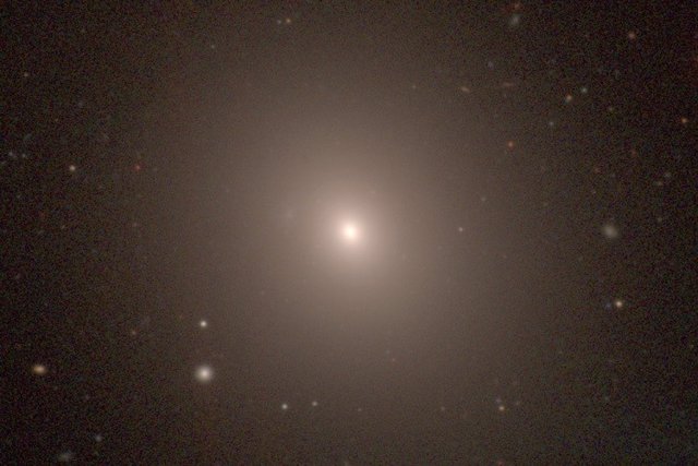 NGC 1453, una galaxia elíptica gigante en la constelación de Eridanus, fue una de las 63 galaxias utilizadas para calcular la tasa de expansión del universo local.