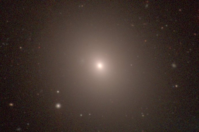 NGC 1453, una galaxia elíptica gigante en la constelación de Eridanus, fue una de las 63 galaxias utilizadas para calcular la tasa de expansión del universo local.
