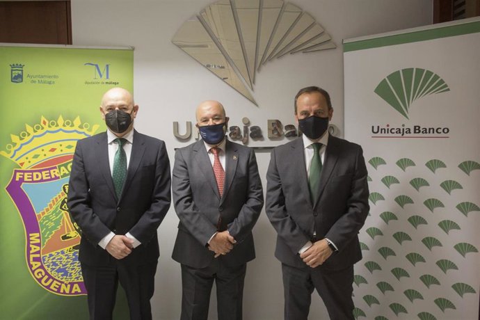 El director de Relaciones  Institucionales  y con Grupos de Interés y Sociales de Unicaja Banco,  Fernando  Ríos;  el presidente de la Federación Malagueña de Peñas, Manuel Curtido,  y  el director de Málaga de la entidad financiera, Agustín Sánchez