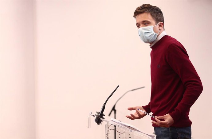 El líder de Más País, Íñigo Errejón, responde en una rueda de prensa posterior a una reunión de la Junta de Portavoces en el Congreso de los Diputados, en Madrid (España), a 16 de febrero de 2021.