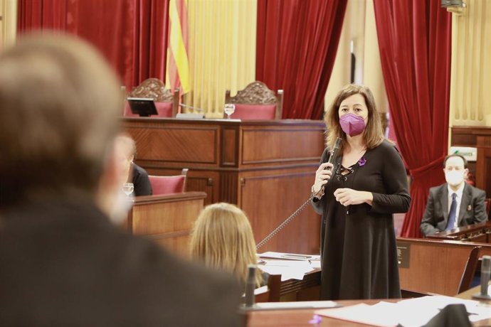La presidenta del Govern, Francina Armengol, responde a una pregunta durante el pleno del Parlament de este martes.