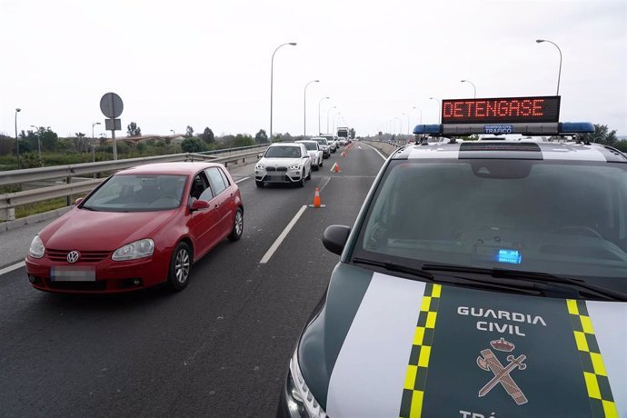 Archivo - Efectivos de la Guardia Civil de tráfico realizan un control aleatorio en la carrertera A-7. Málaga a 8 de abril del 2020