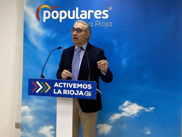 El portavoz del Grupo Popular en el Parlamento de La Rioja, Jesús Ángel Garrido, en comparecencia de prensa