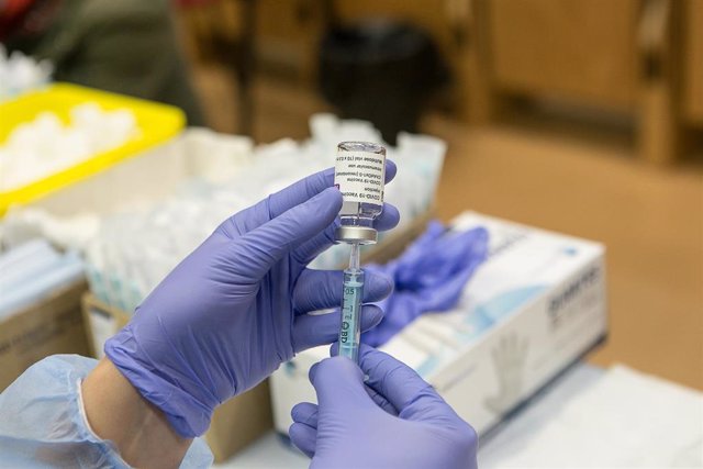 Una profesional sanitaria sostiene un vial de la vacuna AstraZeneca contra la COVID-19 (ARCHIVO)