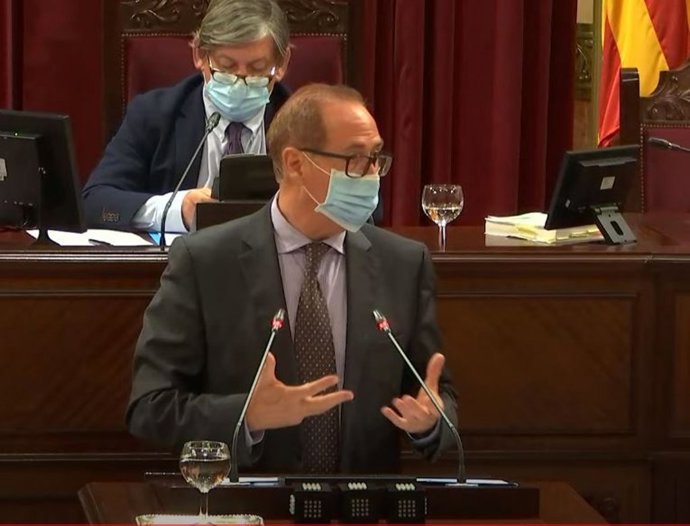 El diputado del Grupo Popular Juan Manuel Lafuente en el pleno del Parlament.
