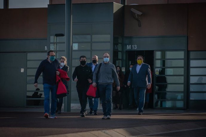 Archivo -  El exconseller Josep Rull; el expresidente de la ANC Jordi Snchez; el exconseller Raül Romeva; y el líder de ERC Oriol Junqueras, a su salida de la cárcel de Lledoners en Lledoners, Barcelona, Catalunya, (España), a 29 de enero de 2021
