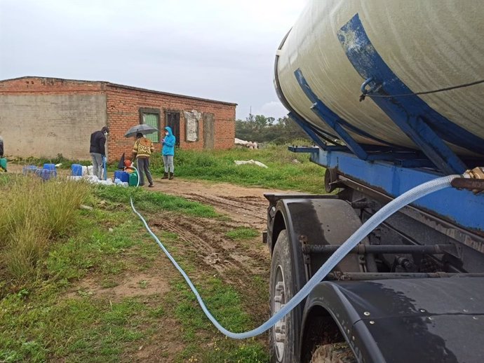 Archivo - Camión cisterna con agua para los asentamientos de Lepe (Huelva), durante el confinamiento en pasado mes de marzo de 2020.