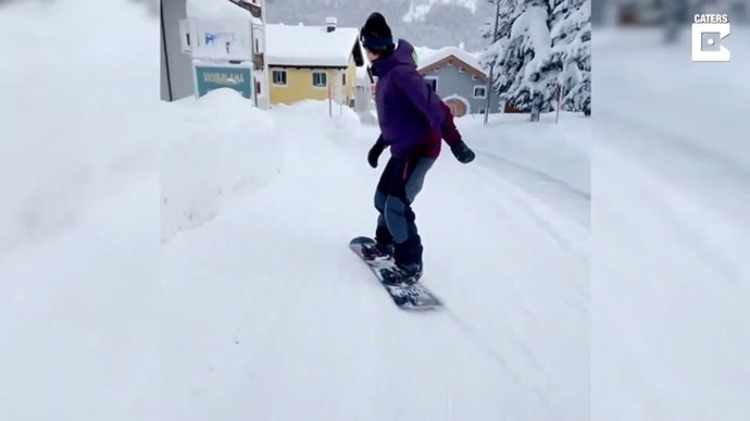 Este hombre aprovechó el temporal de nieve en Suiza para hacer snowboarding en las calles