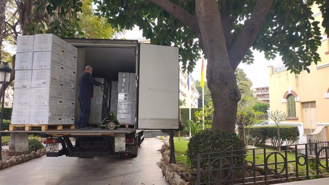 Mascarillas en un camión en Málaga que serán distribuidas por la Subdelegación del Gobierno