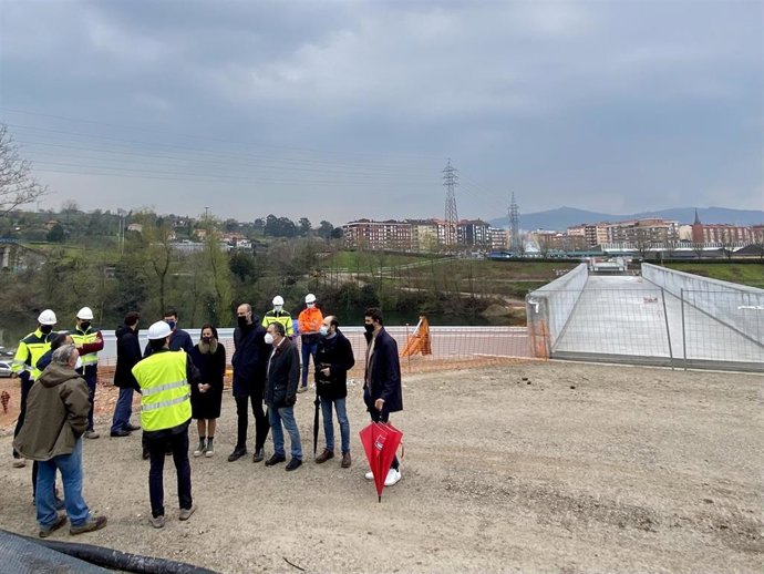 Los concejales de torrelavega visitan las obras de la pasarela sobre el Saja-Besaya