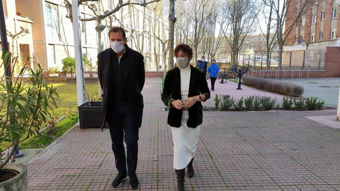 El alcalde de Valladolid, Óscar Puente, junto a la concejal de Servicios Sociales y Mediación Comunitaria, Rafaela Romero, en el Centro de Personas Mayores de Rondilla.