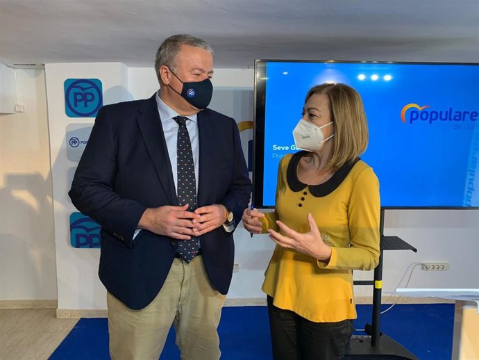 El senador del PP, Francisco Bernabé, junto con a la portavoz del PP en Jumilla, Seve González