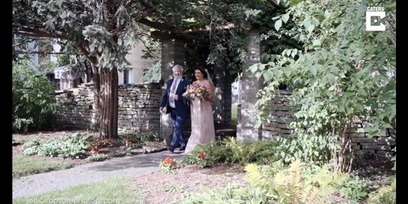 1. Esta mujer camina hacia el altar el día de su boda tras 18 meses sin poder moverse por un problema en su columna