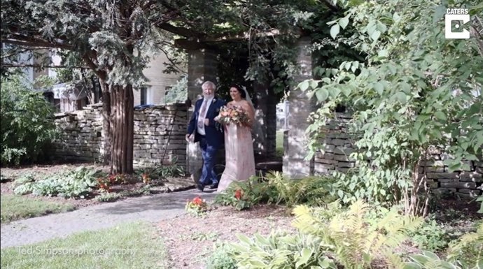 Esta mujer camina hacia el altar el día de su boda tras 18 meses sin poder moverse por un problema en su columna