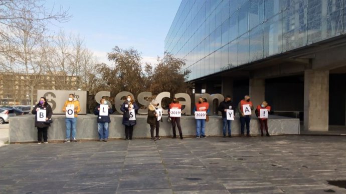 Representantes de CCOO-Sanidad concentrados ante la sede central del Sescam para reclamar la actualización inmediata de la bolsa de contratación temporal