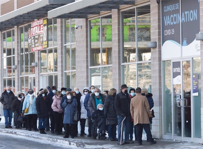 Personas esperan para recibir la vacuna contra la COVID-19 en Laval, Camboya. 