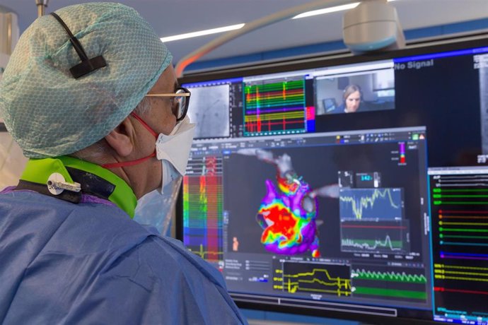 El doctor García Bolao, director de Cardiología y Cirugía Cardíaca de la Clínica Universidad de Navarra, durante un procedimiento con control técnico remoto