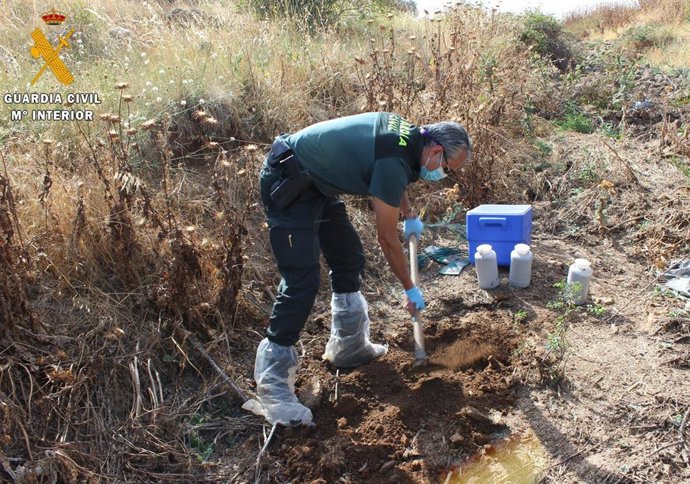 Un agente del Seprona recoge muestras de purines.