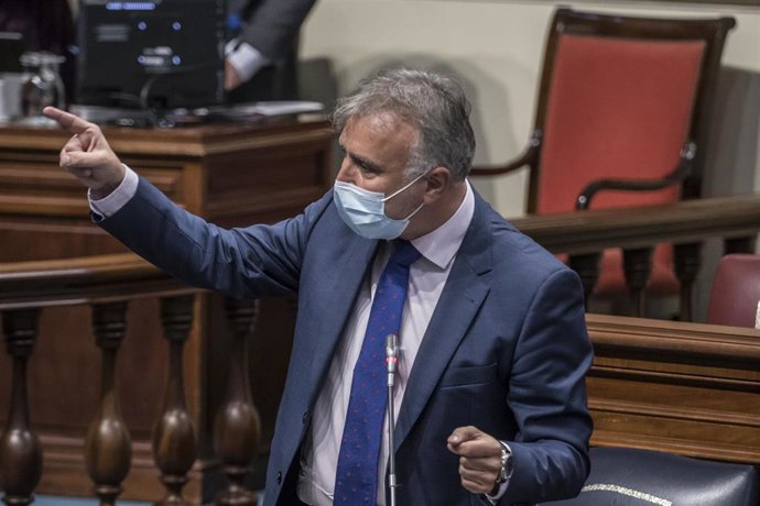 Archivo - El presidente de Canarias, Ángel Víctor Torres, en sede parlamentaria