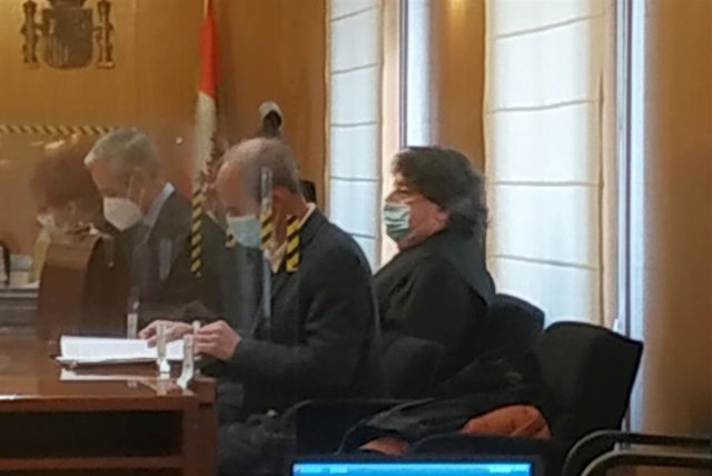 El acusado, en primer plano, durante el segundo día de juicio.