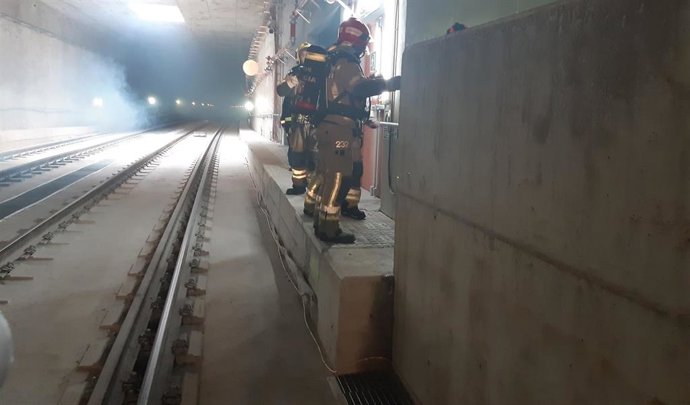 Efectivos de Emergencias en el túnel del soterramiento durante el simulacro