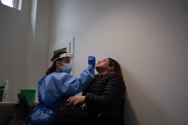 Una mujer se somete a una prueba PCR, foto de archivo