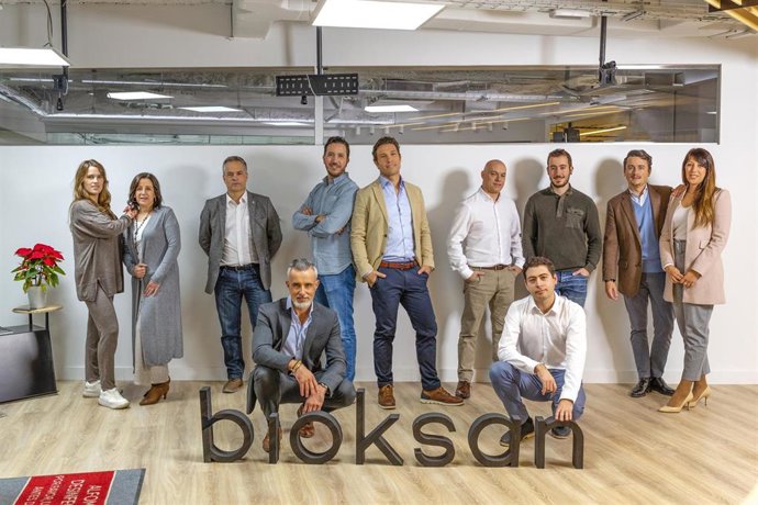 Parte del equipo de la empresa canaria Bioksan, con su CEO, Joaquín Solloso, en el centro (con chaqueta de color marrón claro)