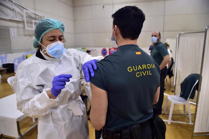 Un agente de la Guardia Civil recibe la primera dosis de la vacuna contra el coronavirus en Cartagena