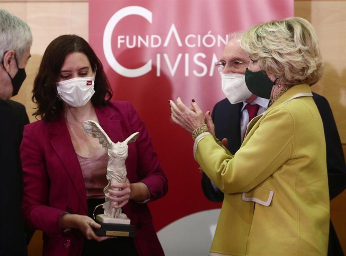 La presidenta de la Comunidad de Madrid, Isabel Díaz Ayuso (i), acompañada del presidente de la Fundación Civismo, Julio Pomes (centro), y de la expresidenta madrileña Esperanza Aguirre (d), recibe el premio Sociedad Civil de parte del patronato de la F